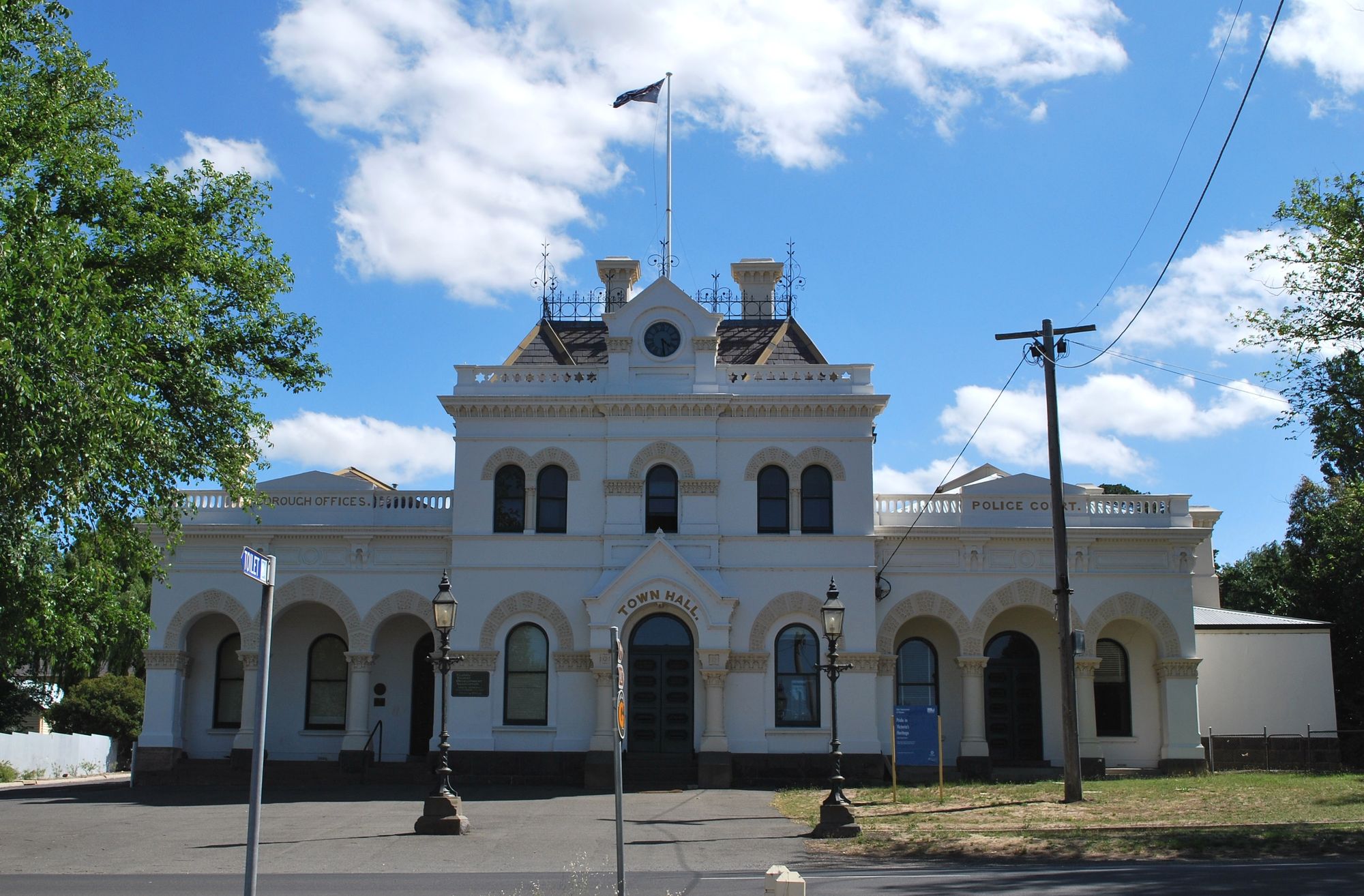 A large white historic building, the Clunes Town Hall, with the Court House to the right.